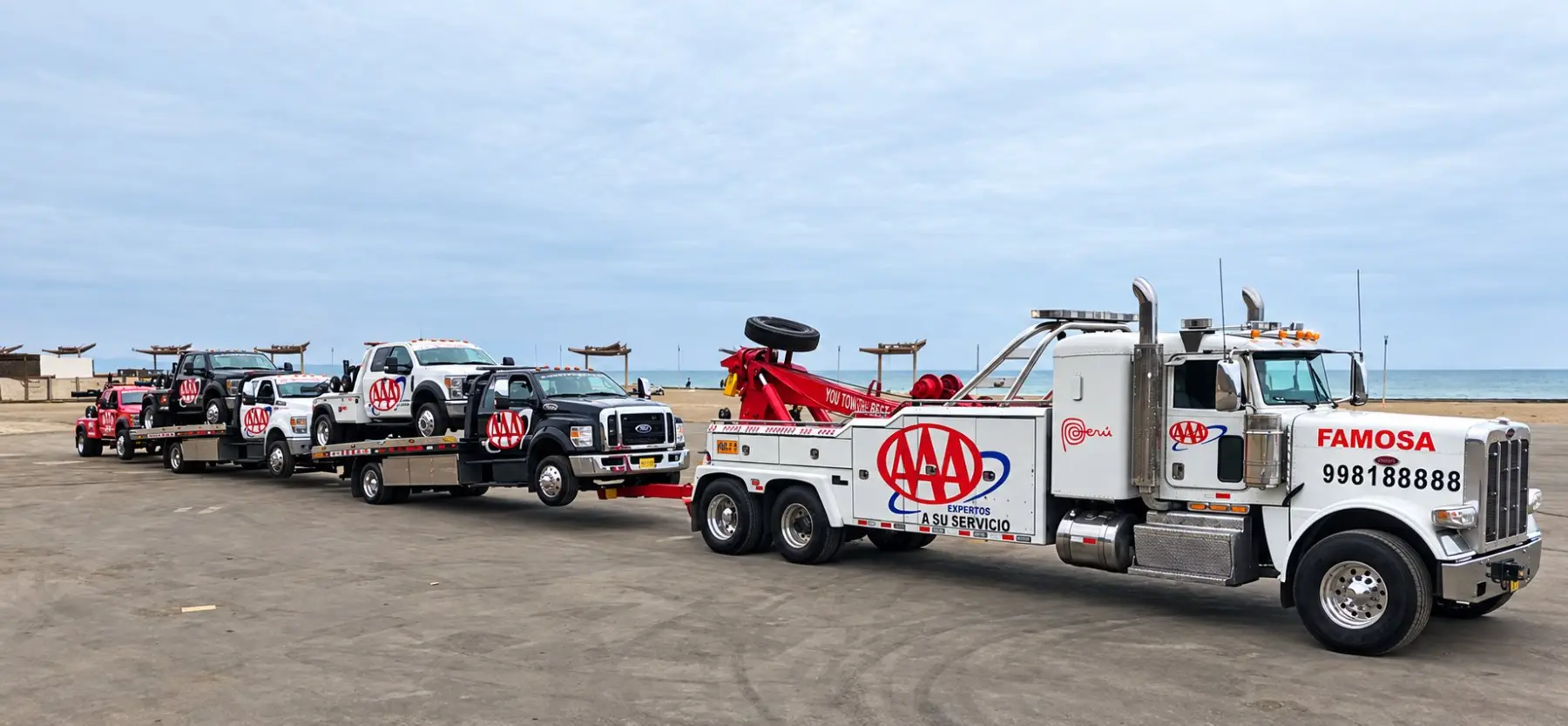 Flota de grúas Famosa: grúa Peterbilt remolcando cuatro grúas plataforma