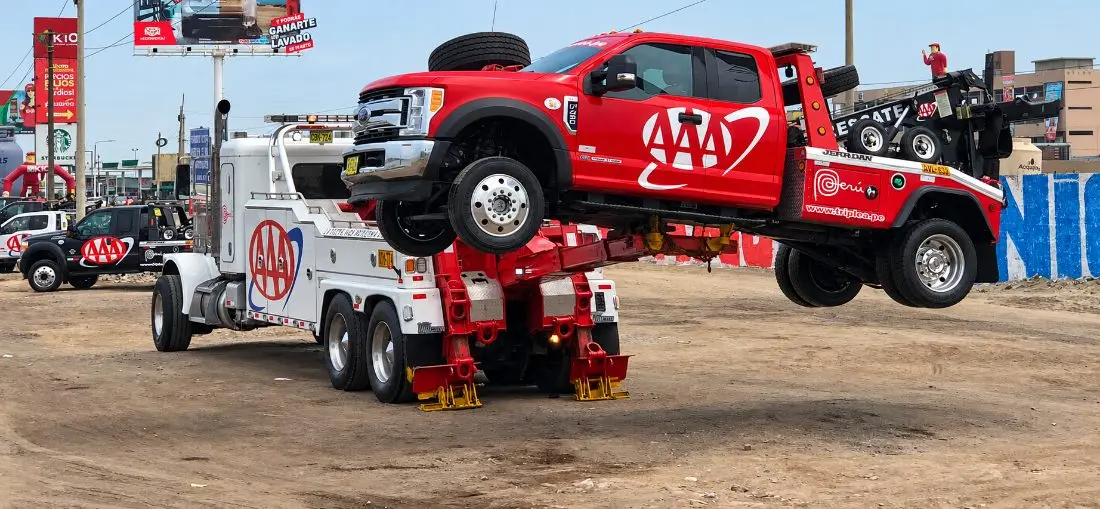 Grúa Famosa Triple A en servicio