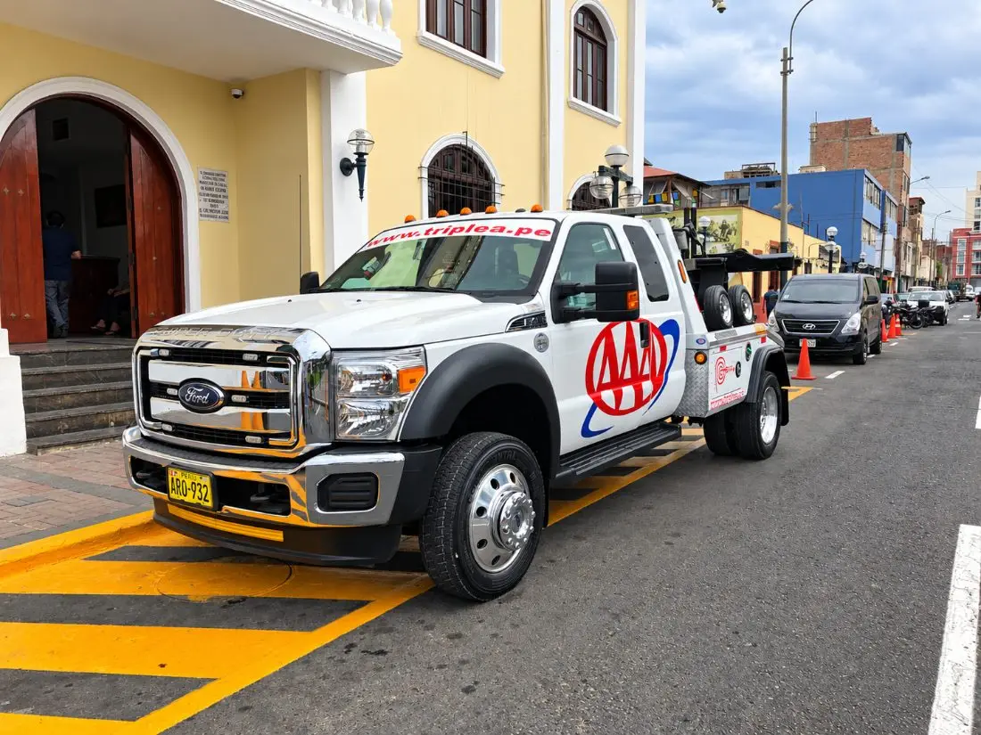 Grúa Famosa Triple A en servicio