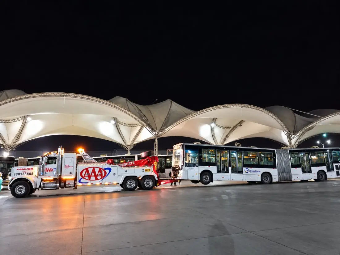 Grúa Famosa Triple A en servicio