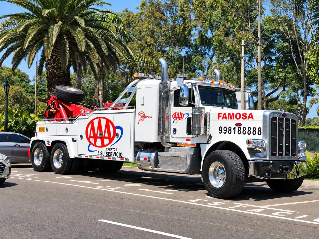 Grúa Famosa Triple A en servicio