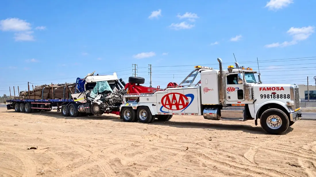 Grúa Famosa Triple A en servicio