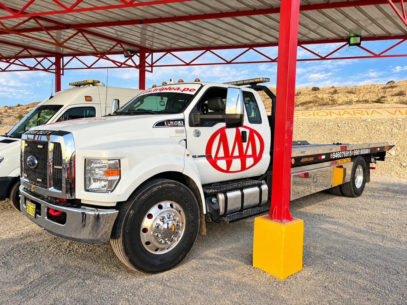 Ford F-650 · Grúa plataforma · Famosa Triple A