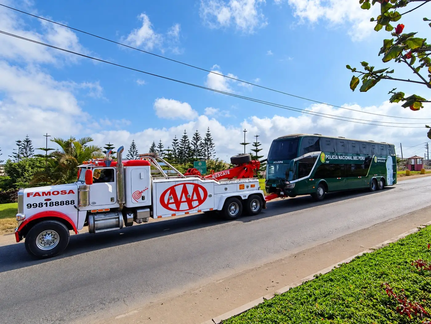 Grúa Famosa Triple A en servicio