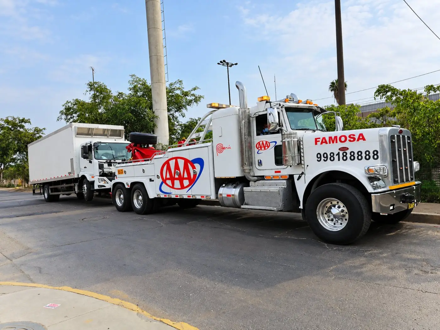 Grúa Famosa Triple A en servicio