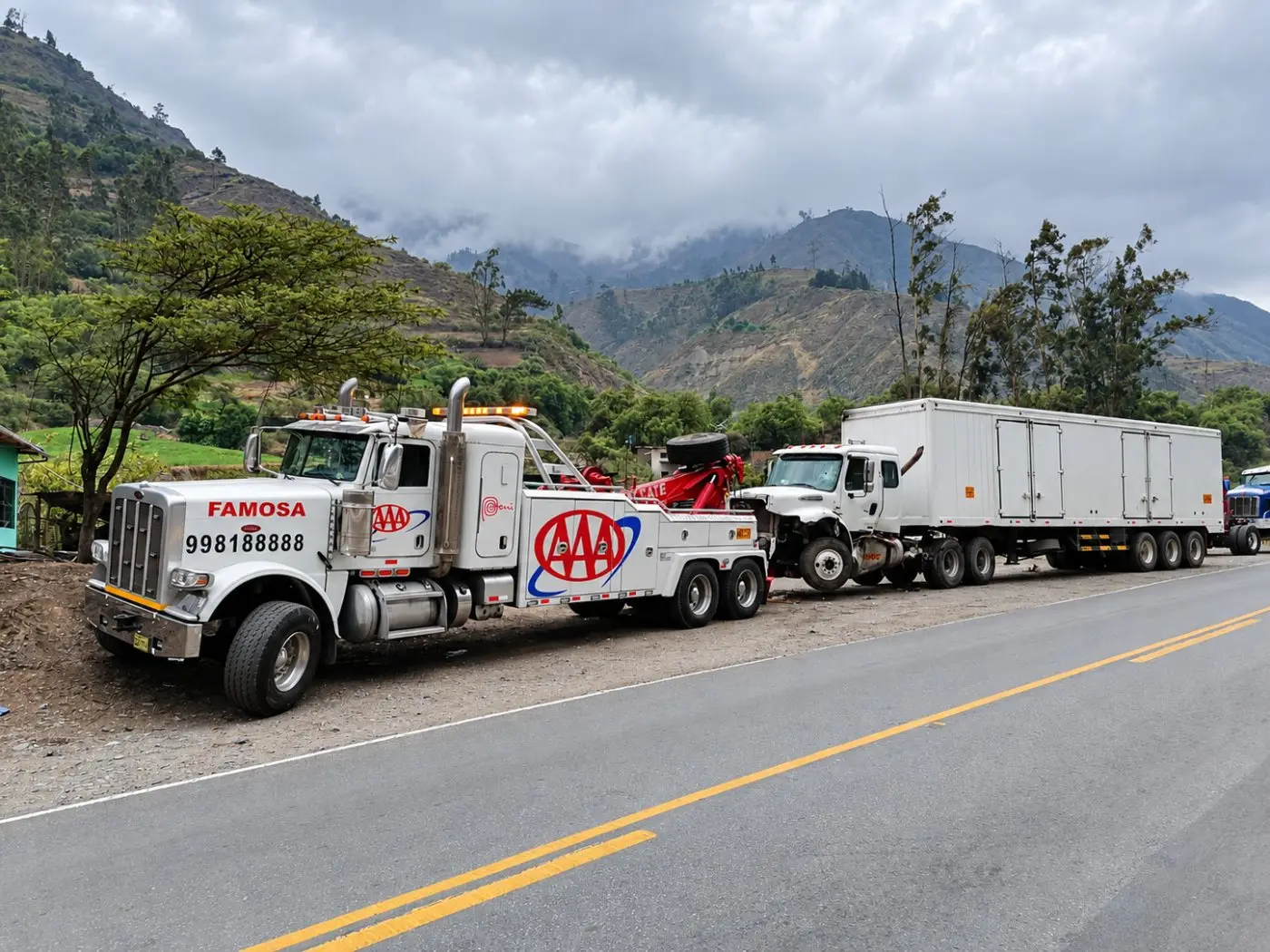 Grúa Peterbilt de Famosa Triple A en carretera de sierra