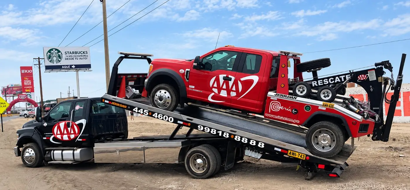 Grúa Famosa Triple A en servicio