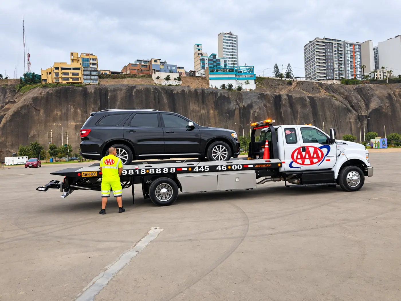 Operador de Famosa Triple A cargando una camioneta en plataforma